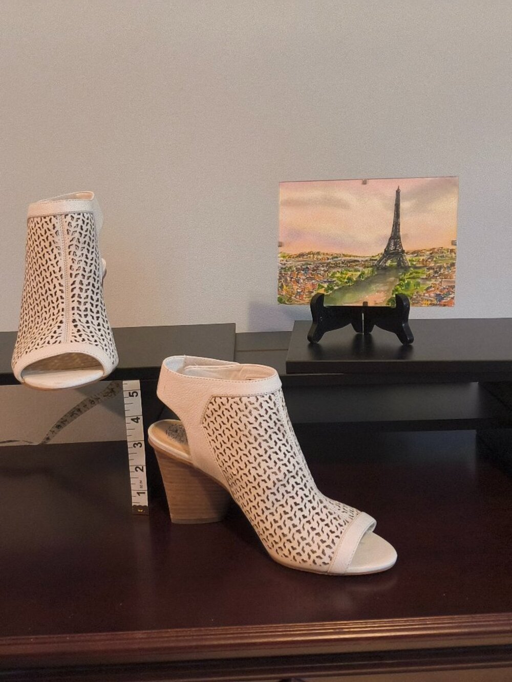 Vince Camuto Ivory Sandals Size 8 1/2 Wide